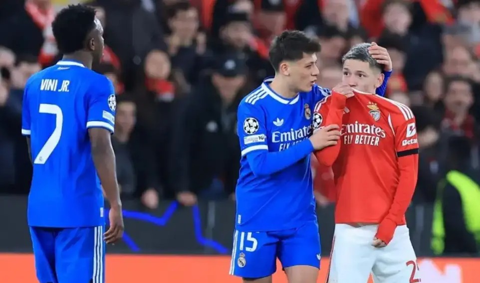 为什么这么多足球运动员说话时会捂住嘴？